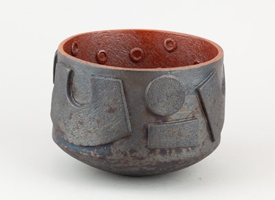 Lot 603 - SUE HANNA (born 1963); a burnished raku bowl...