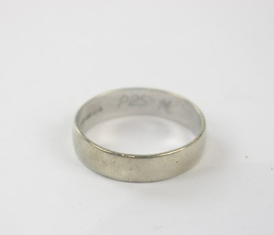 Lot 188 - A 9ct white gold wedding band, size O 1/2,...