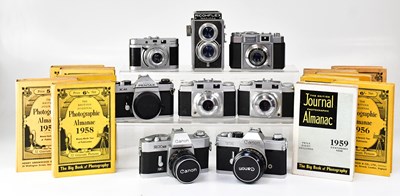 Lot 579a - A collection of cameras to include a Ricohflex...