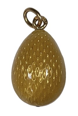 Lot 723 - FABERGÉ; a yellow metal mounted yellow...