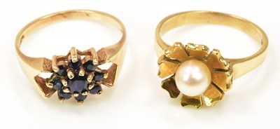 Lot 1187 - A 9ct yellow gold flower head ring centred...