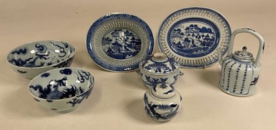 Lot 135 - A group of Chinese blue and white ceramics...