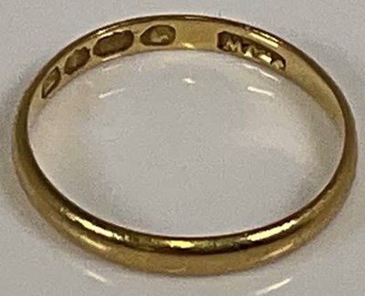 Lot 1262 - A 22ct yellow gold wedding band, size J,...