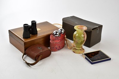 Lot 1432 - An assortment of collectors' items including...