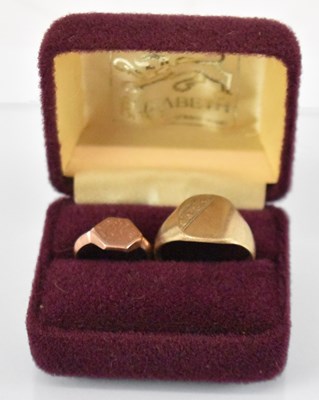 Lot 779 - A 9ct yellow gold signet ring, size U, and a...