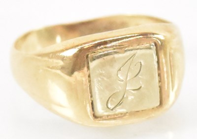 Lot 809 - A 9ct yellow gold gentleman's signet ring,...