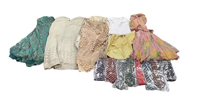 Lot 407 - A quantity of vintage ladies' clothing and...