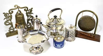 Lot 174 - A small quantity of assorted metalware to...