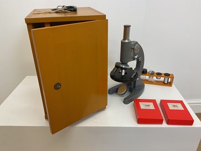 Lot 67 - A boxed modern microscope, including extra...