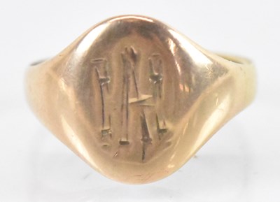 Lot 852 - A 9ct yellow gold gentleman's signet ring,...