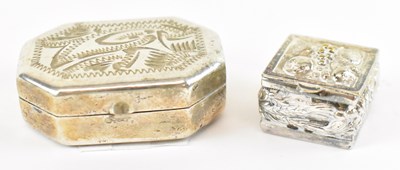 Lot 711 - A 925 hallmarked silver pill box, with hinged...