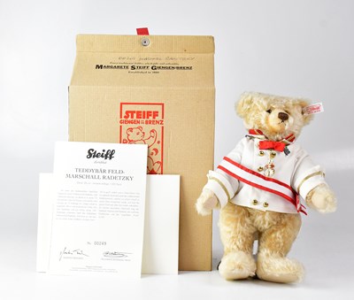 Lot 376 - STEIFF; a German collectors' bear 'Field...