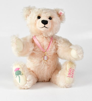 Lot 377 - STEIFF; a German collectors' bear 'Queen...