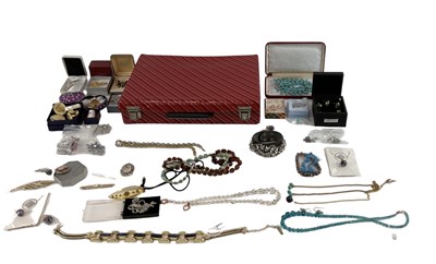 Lot 882 - A quantity of costume jewellery including bead...