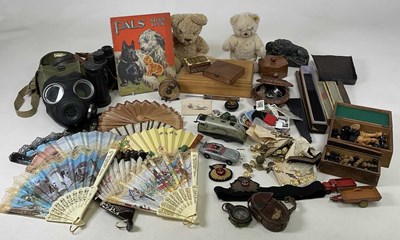 Lot 40 - A collectors' lot to include military items,...