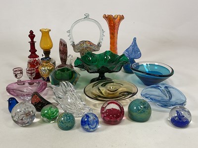 Lot 247 - A quantity of decorative art glass, including...