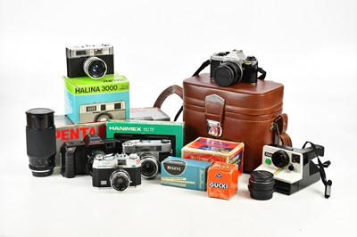 Lot 1657 - A collection of photography and camera...