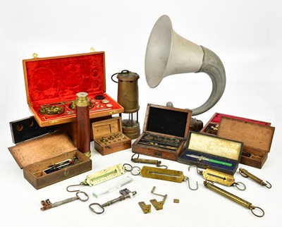 Lot 1481 - An assortment of collectors' items, including...