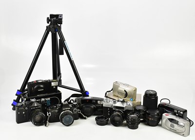 Lot 1654 - A collection of assorted cameras and equipment...