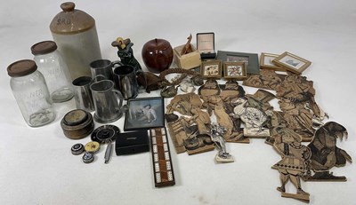 Lot 32 - A group of collectors' items to include Alice...