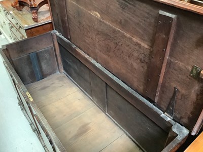 Lot 89 - A Georgian oak mule chest with cross banded...