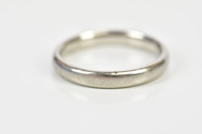 Lot 112 - A platinum wedding band, size J, approx 4g (re-...