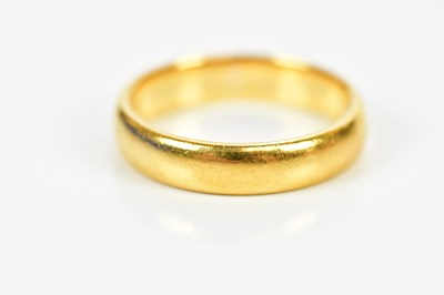 Lot 101 - A 22ct yellow gold wedding band, size J 1/2,...