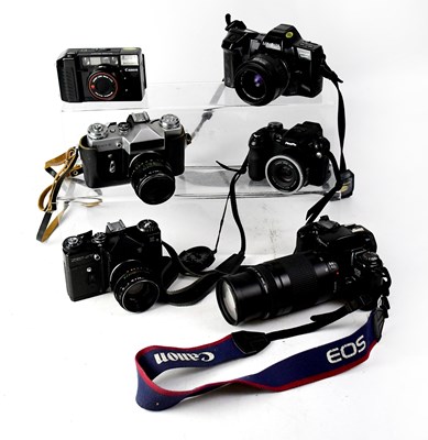 Lot 471 - A collection of cameras