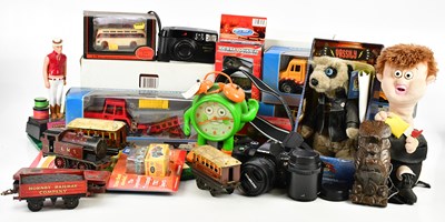 Lot 1641 - A collection of assorted toys and models,...