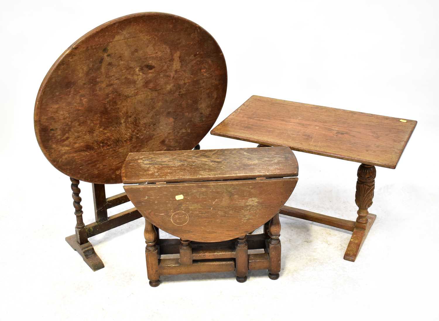 Lot 38 - An oak oval flip-top gateleg table