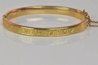 Lot 1250 - A 9ct yellow gold oval hinged bangle with...