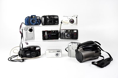 Lot 475 - A collection of film and digital cameras