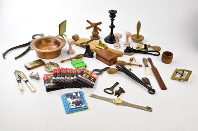 Lot 1506 - A small group of collectors' items to include...