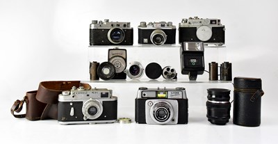 Lot 175 - A small collection of vintage cameras to...