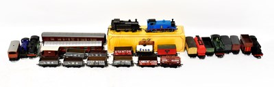 Lot 487 - A collection of model train carriages and...