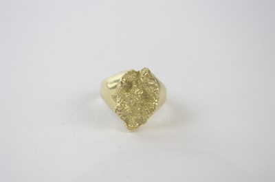 Lot 49 - An 18ct yellow gold 'nugget' signet ring, size...