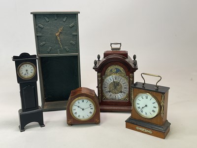 Lot 701 - A group of five small clocks and timepieces,...