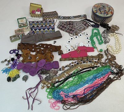 Lot 1074 - A small quantity of costume jewellery...