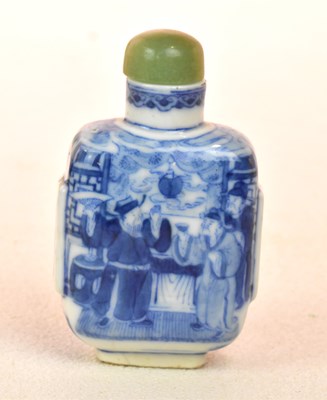 Lot 272 - A Chinese porcelain blue and white snuff...