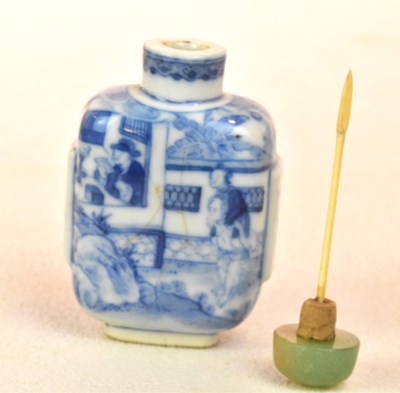 Lot 272 - A Chinese porcelain blue and white snuff...