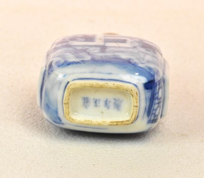 Lot 272 - A Chinese porcelain blue and white snuff...