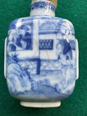 Lot 272 - A Chinese porcelain blue and white snuff...