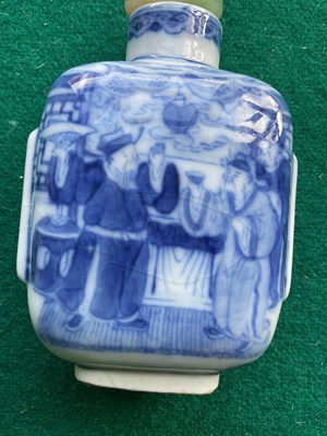 Lot 272 - A Chinese porcelain blue and white snuff...