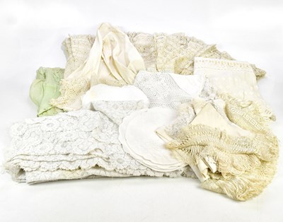 Lot 1553 - A collection of mixed table linen.