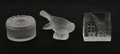 Lot 100 - LALIQUE FRANCE; a frosted glass trinket box...