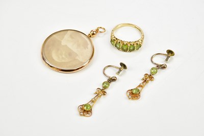 Lot 163 - A 9ct yellow gold and green peridot set ring,...