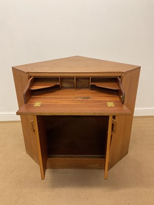 Lot 852 - G PLAN; an E Gomme Brandon Range oak corner...