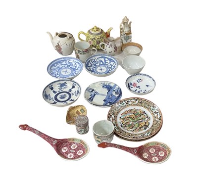 Lot 1091 - A quantity of Chinese and Oriental ceramics...