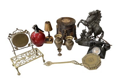 Lot 569 - A quantity of metalware and collectors' items...