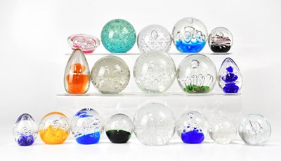 Lot 337 - Eighteen glass paperweights, all with...